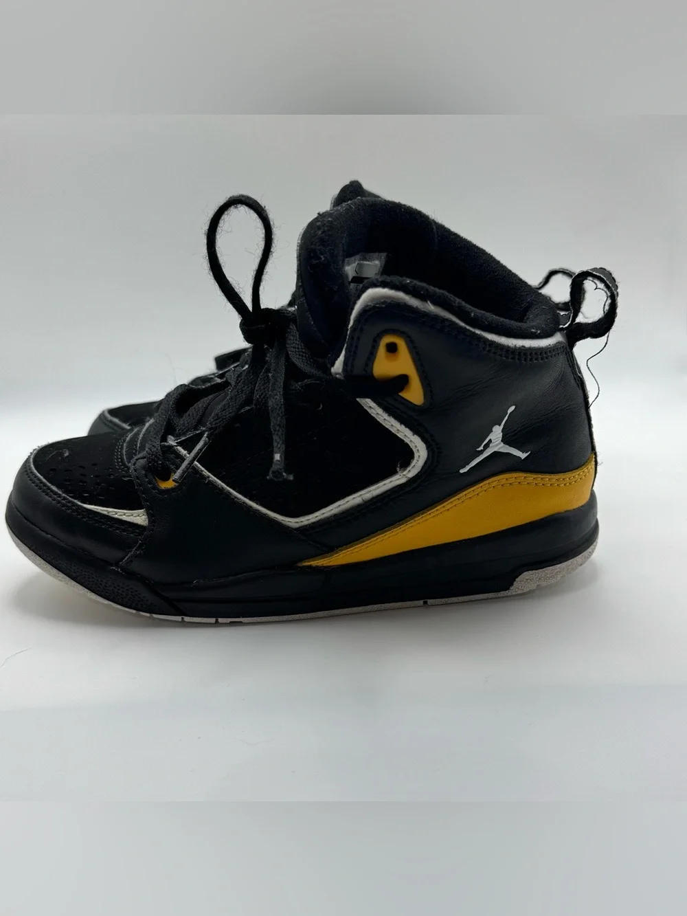 Nike Air Jordan Flight Youth Sneakers Size 13C Black Yellow White 2012 Preowned - Picture 3 of 9